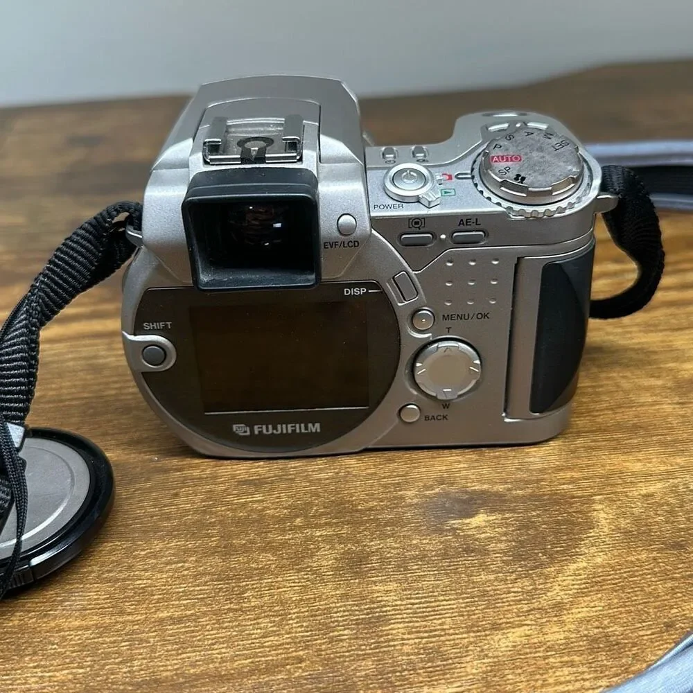 Fujifilm FinePix 4900Z Digital SLR Camera 6x‎ Zoom Silver